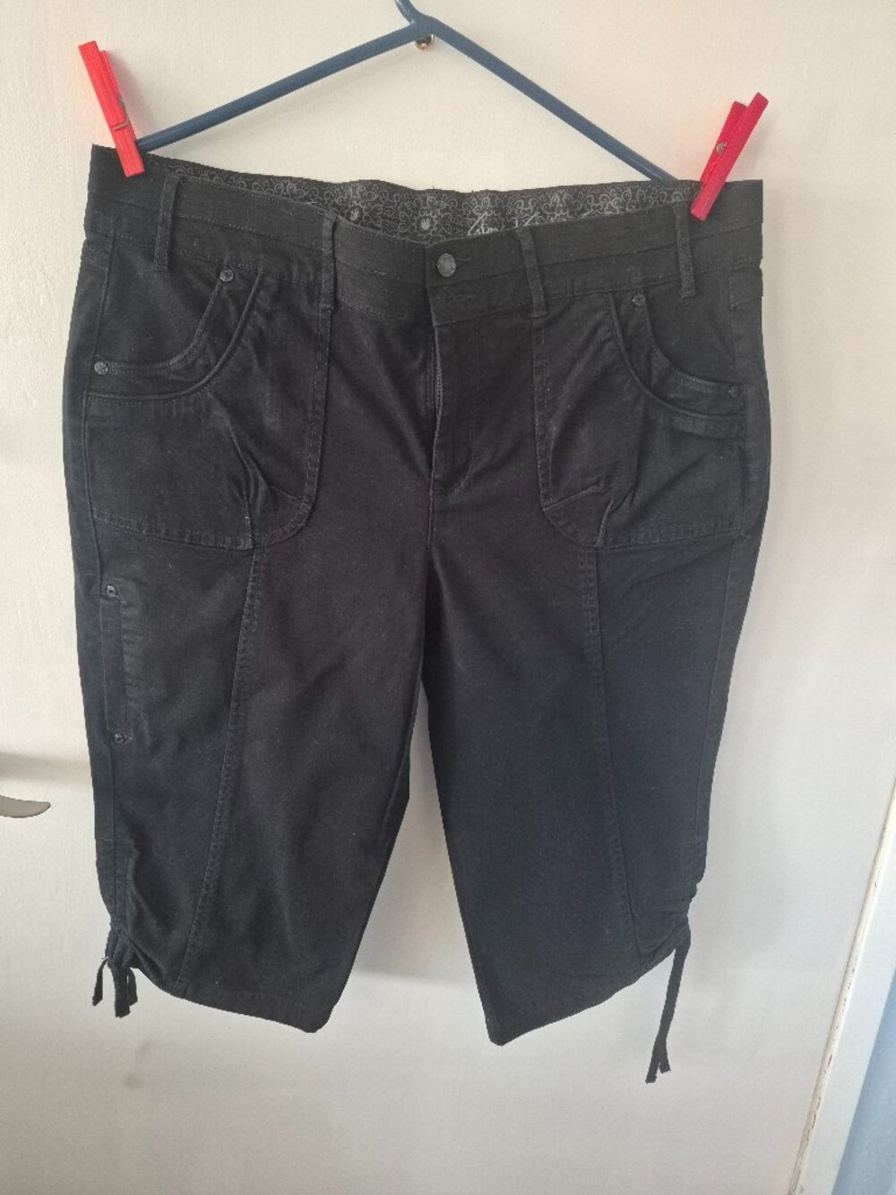 Black twill cargo capris